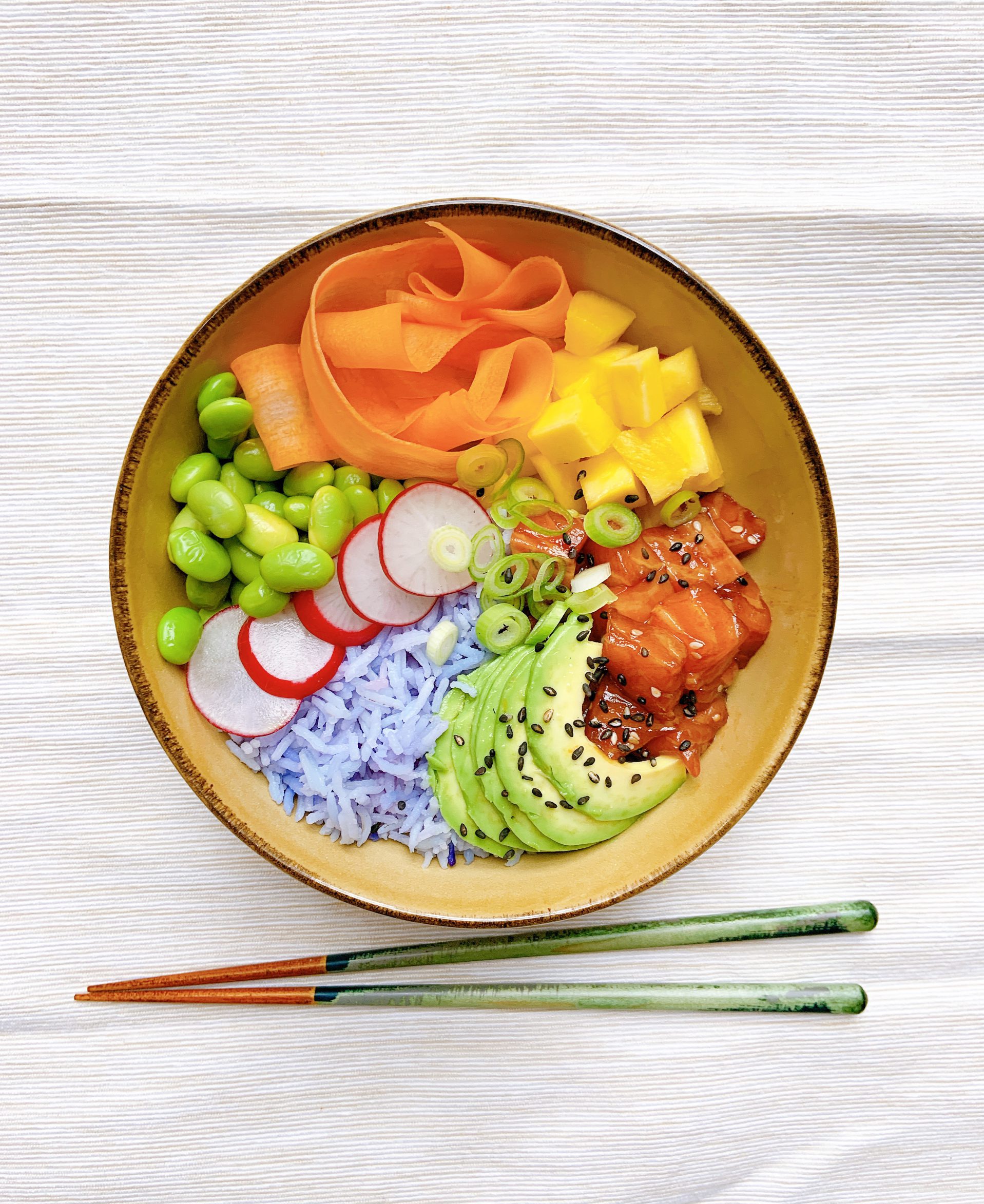 Regenboog poké bowl met zalm (+ zo maak je blauwe rijst!)