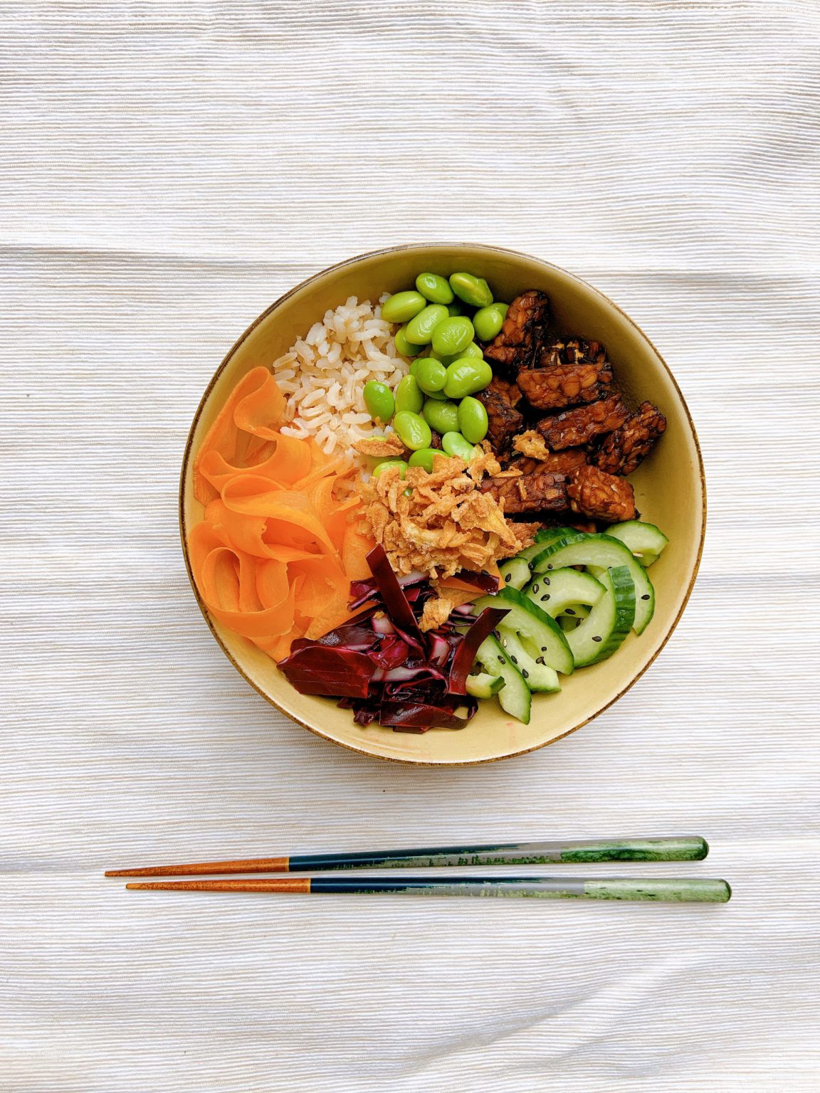 Tempeh poké bowl met pindadressing Zoe's Bowls
